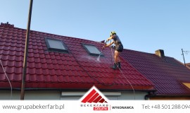 Mycie dachu przed założeniem paneli fotowoltaicznych w miejsowości Zbąszynek